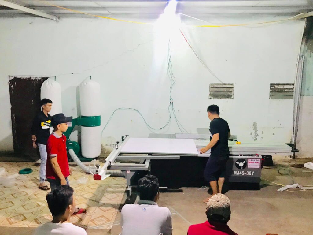 Kỹ thuật viên đo kiểm độ vuông góc đường cắt tấm ván thực tế để đánh giá độ chính xác của máy CNC