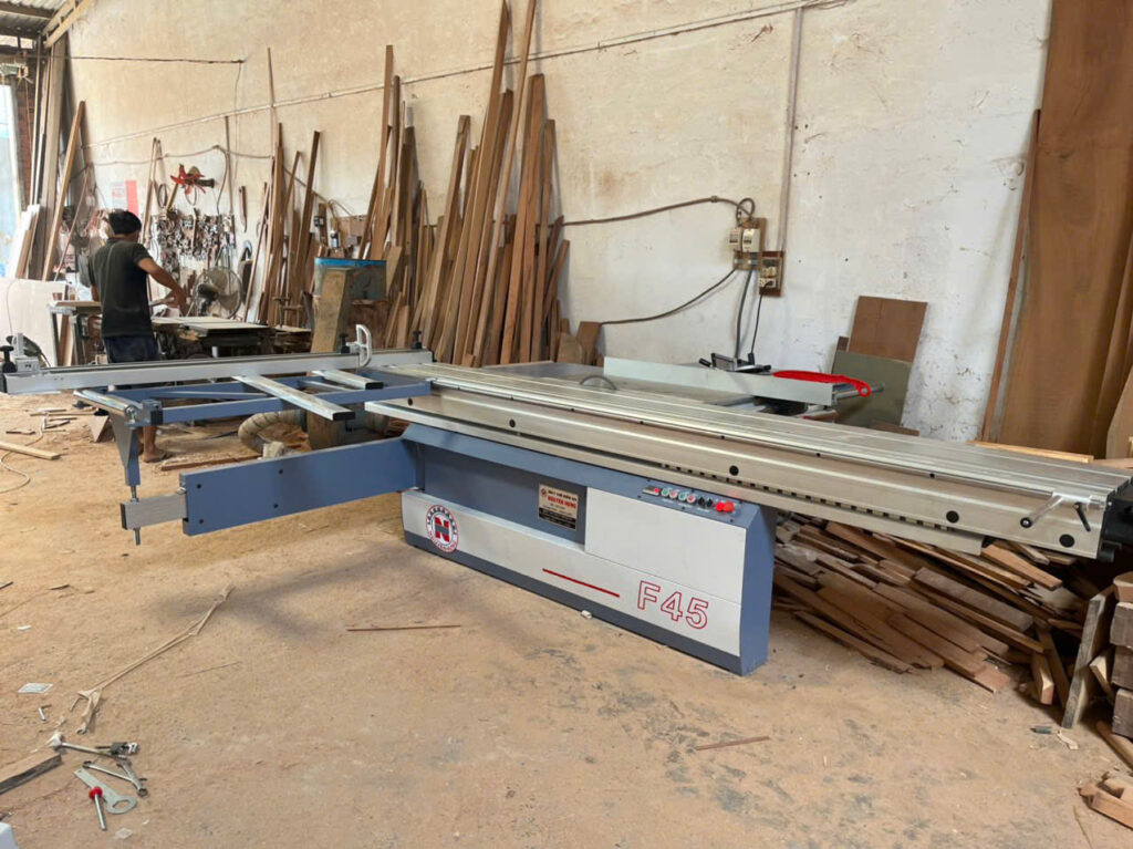 máy cnc dán tem tự động tích hợp cụm in nhãn ván mdf